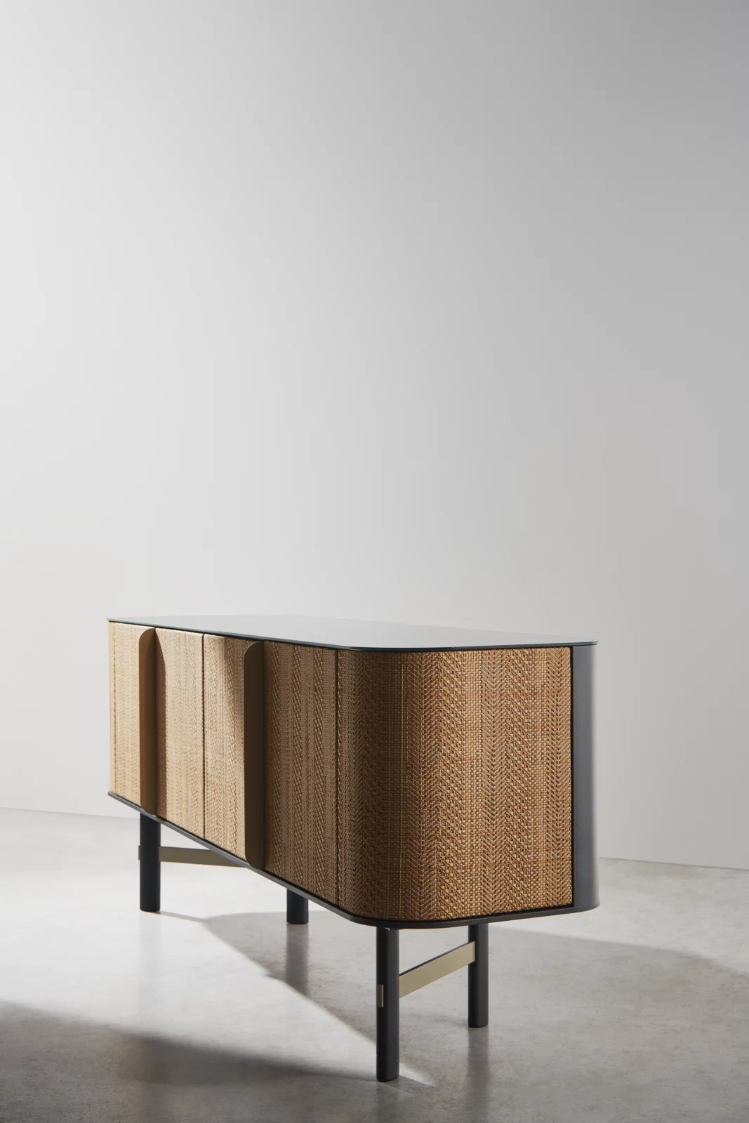 Gervasoni Sideboard 05 aus Holz und Rattan in einem minimalistischen Raum ohne Hintergrund
