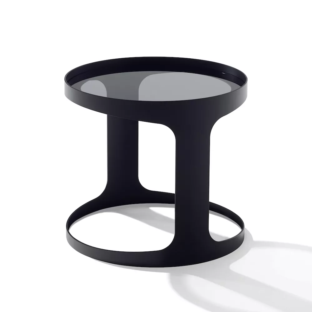 Draenert Beistelltisch Colin in Schwarz mit rundem Glasplatte und modernem Design auf weißem Hintergrund