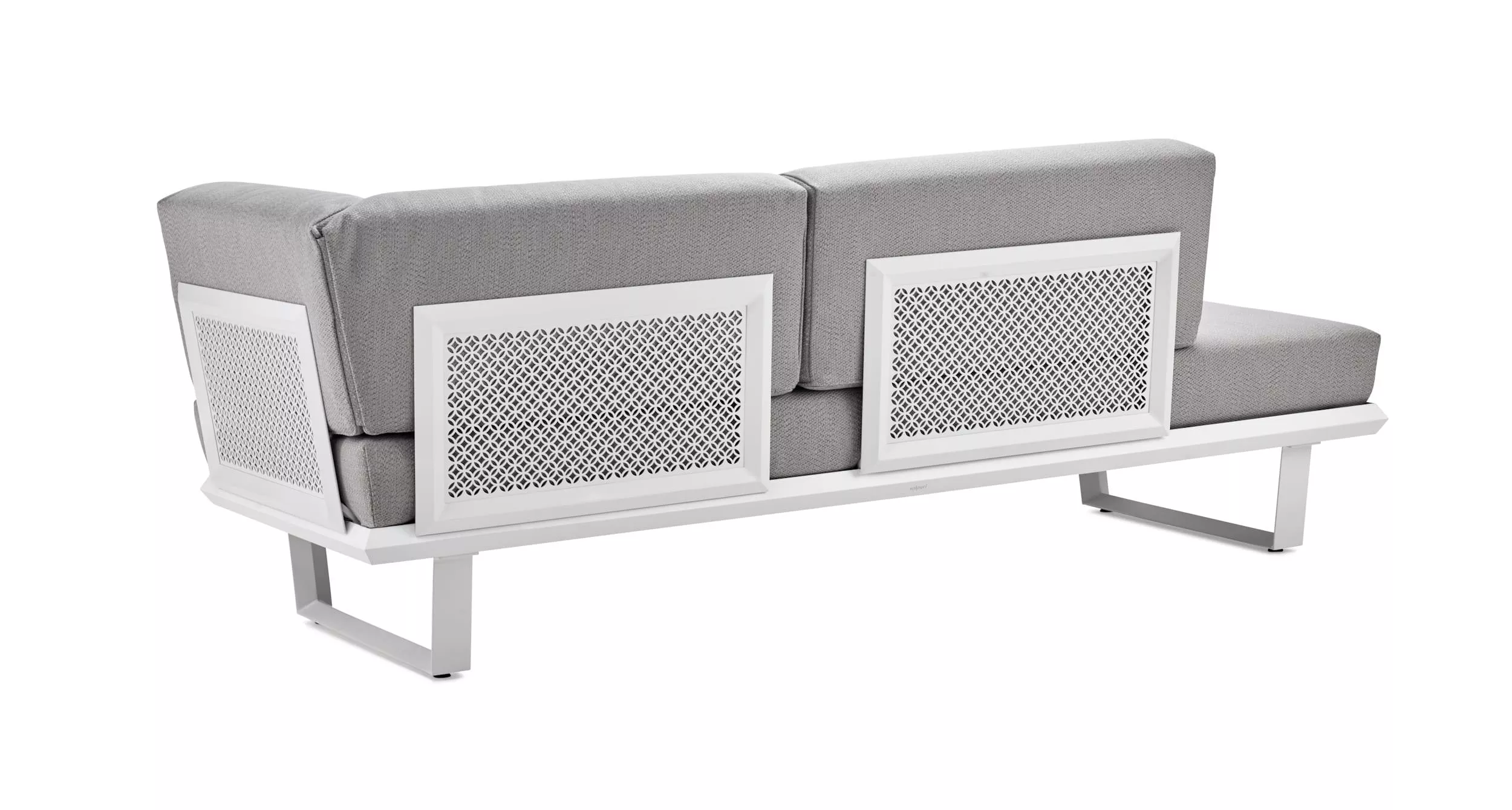 Solpuri Boom Modul L in Grau ohne Hintergrund von hinten gezeigt mit zwei gepolsterten Rückenkissen und einem weißen Metallrahmen.