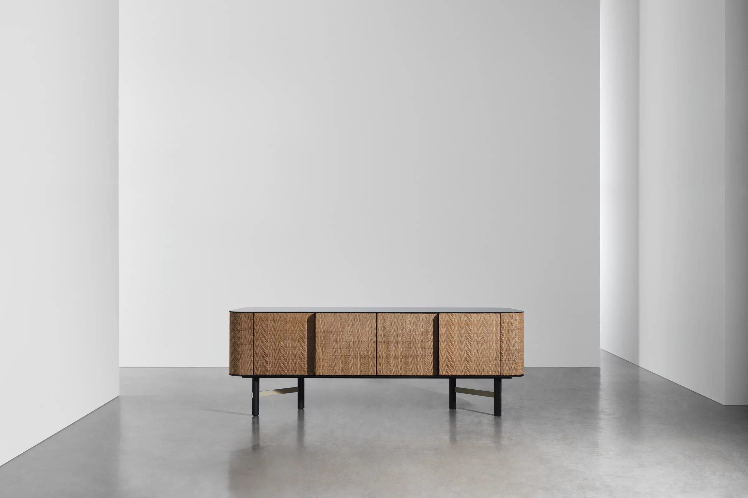 Gervasoni Sideboard 05 in einem minimalistischen Raum mit Betonboden und weißen Wänden ohne Hintergrund