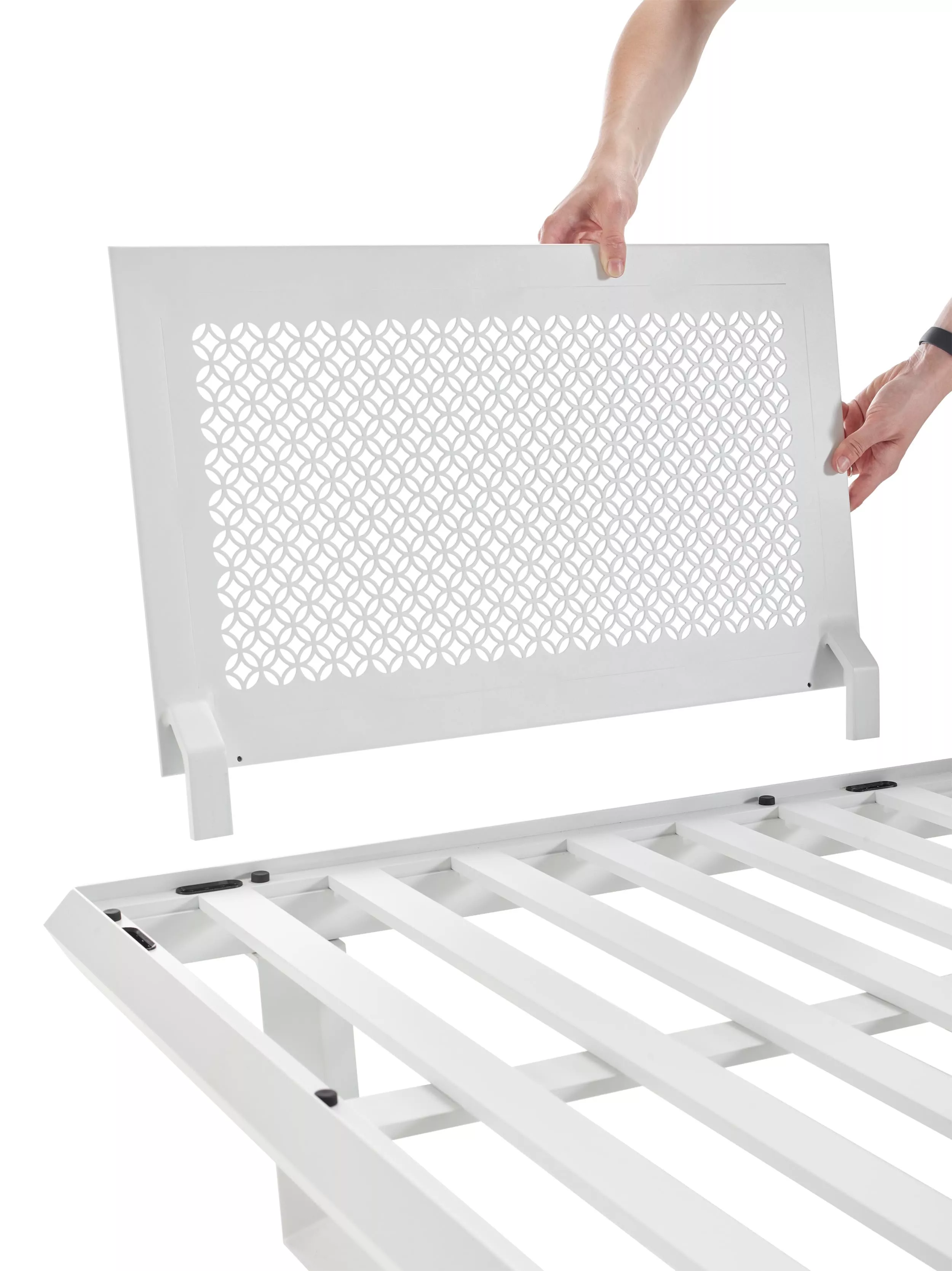 Person montiert ein weißes Solpuri Boom Lounge Gartenmöbelteil ohne Hintergrund