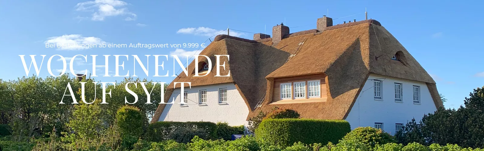 Reetgedecktes Haus auf Sylt bei blauem Himmel, umgeben von grünen Büschen, mit Text "Wochenende auf Sylt" im Vordergrund.