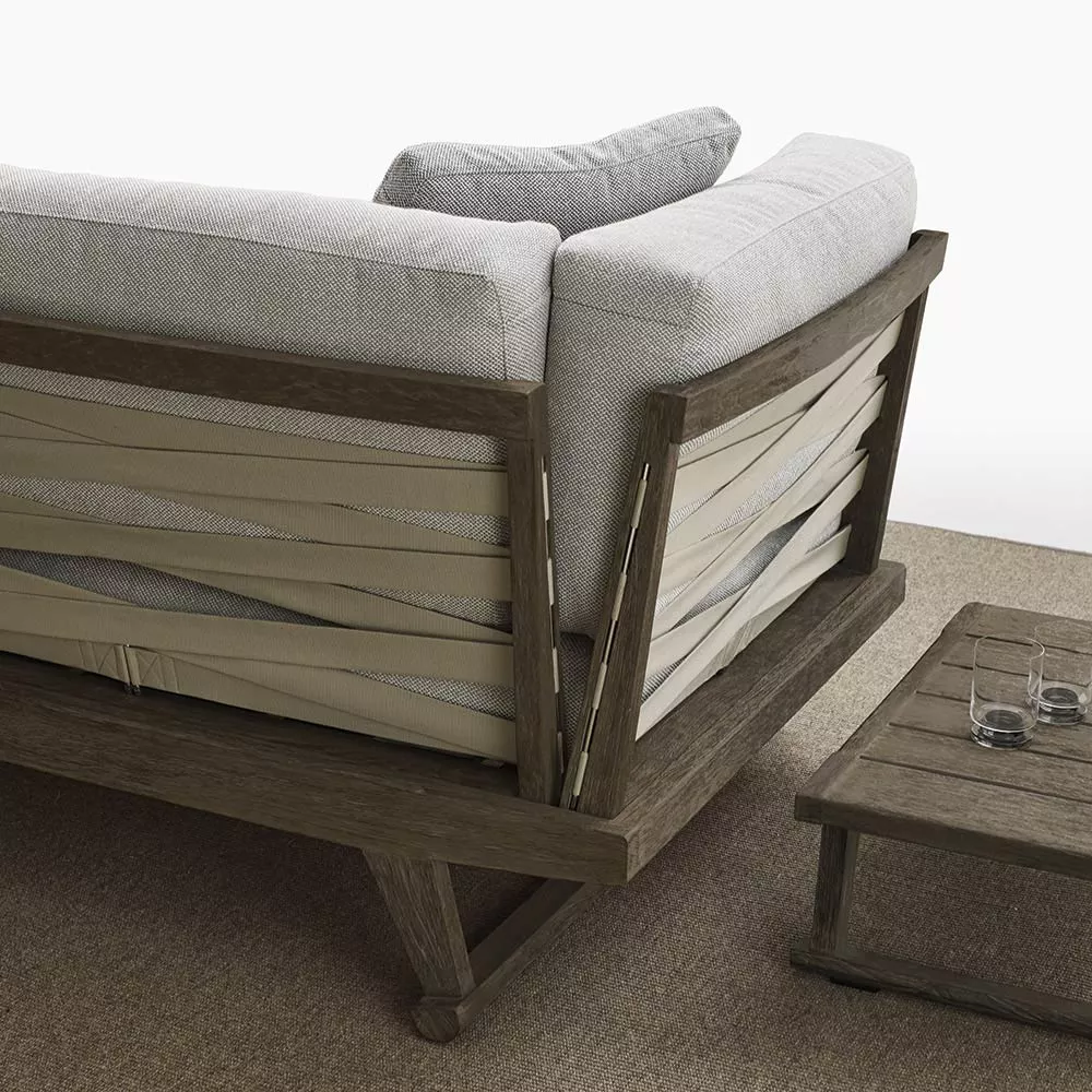 B&B Italia Gio Loungegruppe Gartensofa in einem modernen Wohnzimmer mit einem Holztisch und zwei Gläsern auf einem Teppich ohne Hintergrund.