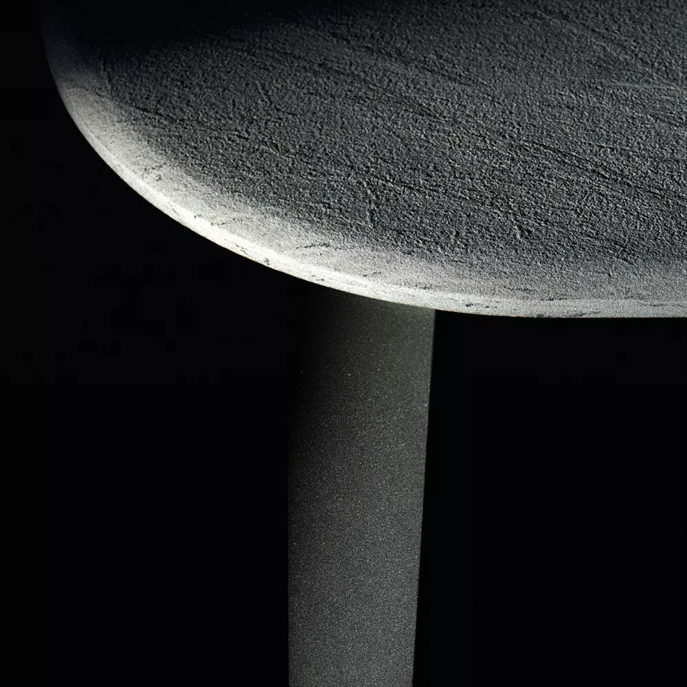 B&B Italia Ginepro Esstisch in 190cm Detailaufnahme der Tischplatte und eines Tischbeins in einem stimmungsvollen Licht ohne Hintergrund