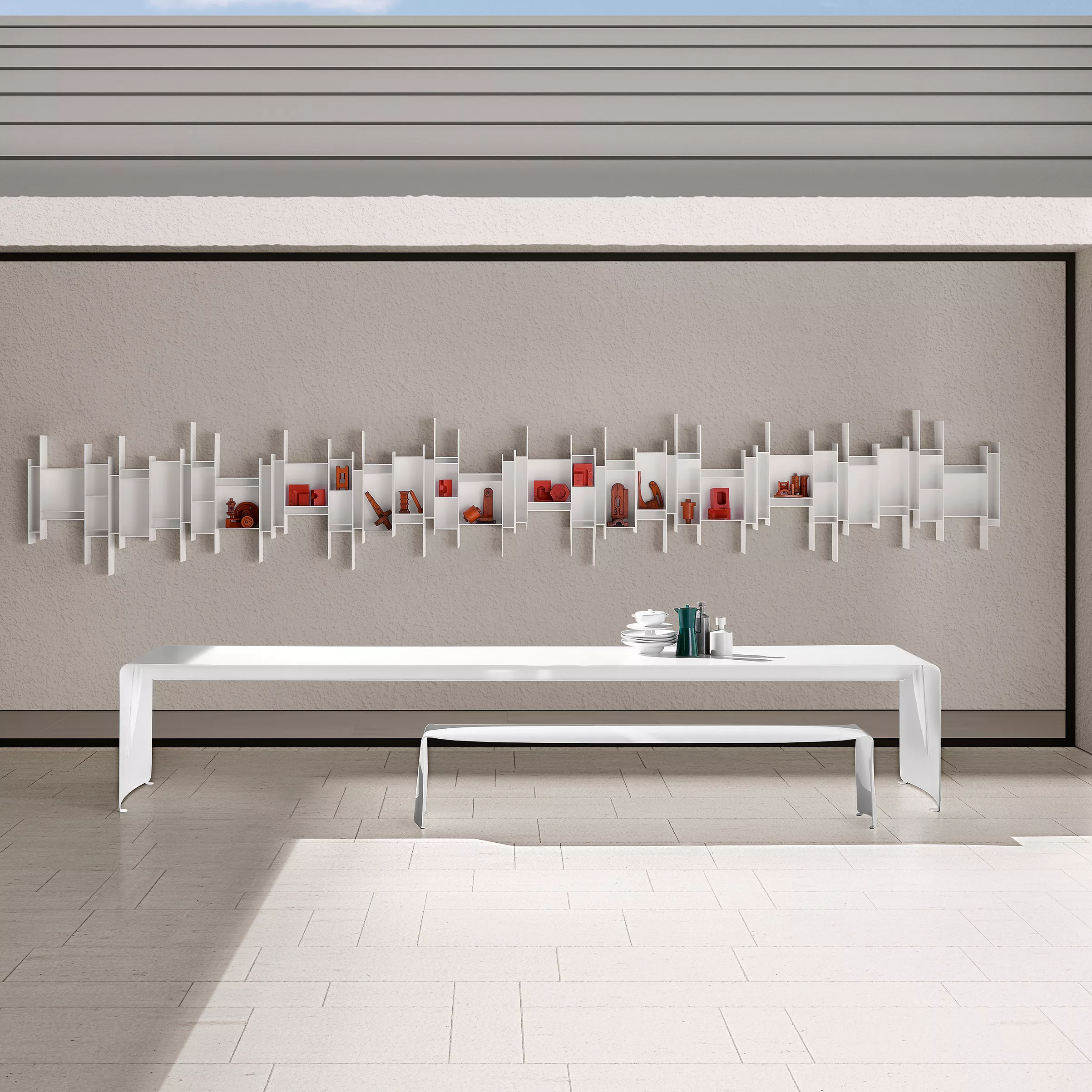 MDF Italia La Grande Table Tisch in modernem Design in einem minimalistischen Raum mit Wandregal und Dekorationen im Hintergrund