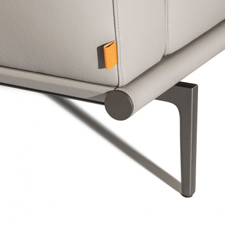 Die Happy Jack Kollektion bietet mit ihren großen Kissen eine gemütliche und komfortable Atmosphäre Das Designerstück mit kompakten Abmessungen passt perfekt in kleinere Wohnungen und verschiedene gewerbliche Umgebungen vom Büro bis zum Wartebereich und C