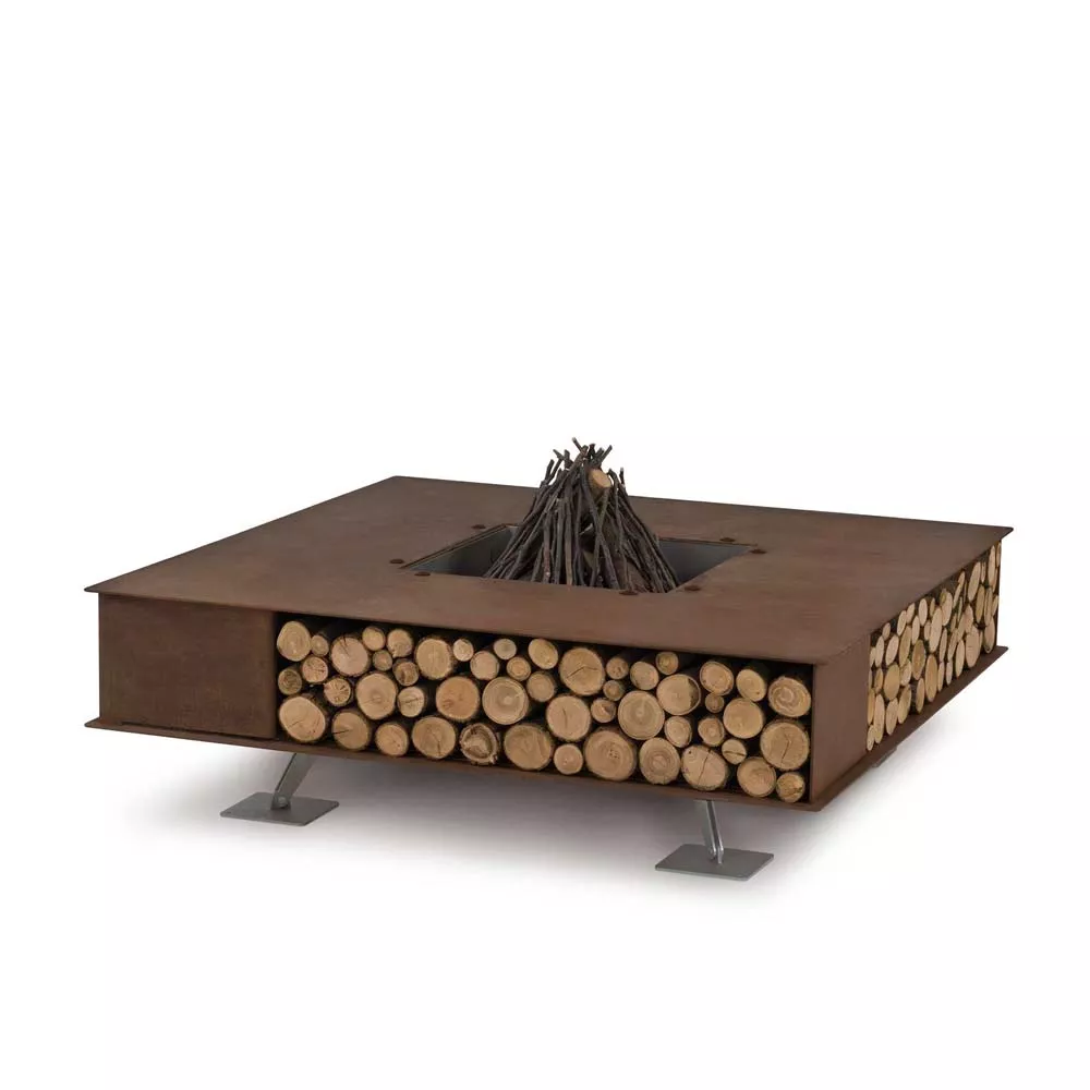 AK47 Toast Feuerstelle aus oxidiertem Stahl mit Holzlagerung auf beiden Seiten ohne Hintergrund