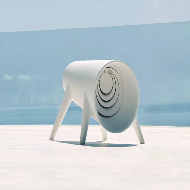 Vondom Bum Bum Gartenhocker mit Bluetooth Sound System und Akku in modernem Design auf einer Terrasse vor blauem Himmel