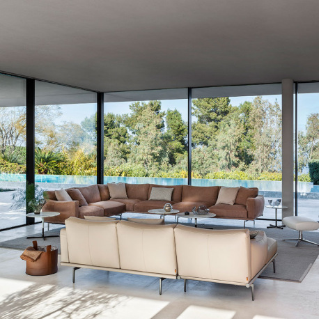 Die Happy Jack Kollektion bietet mit ihren großen Kissen eine gemütliche und komfortable Atmosphäre Das Designerstück mit kompakten Abmessungen passt perfekt in kleinere Wohnungen und verschiedene gewerbliche Umgebungen vom Büro bis zum Wartebereich und C