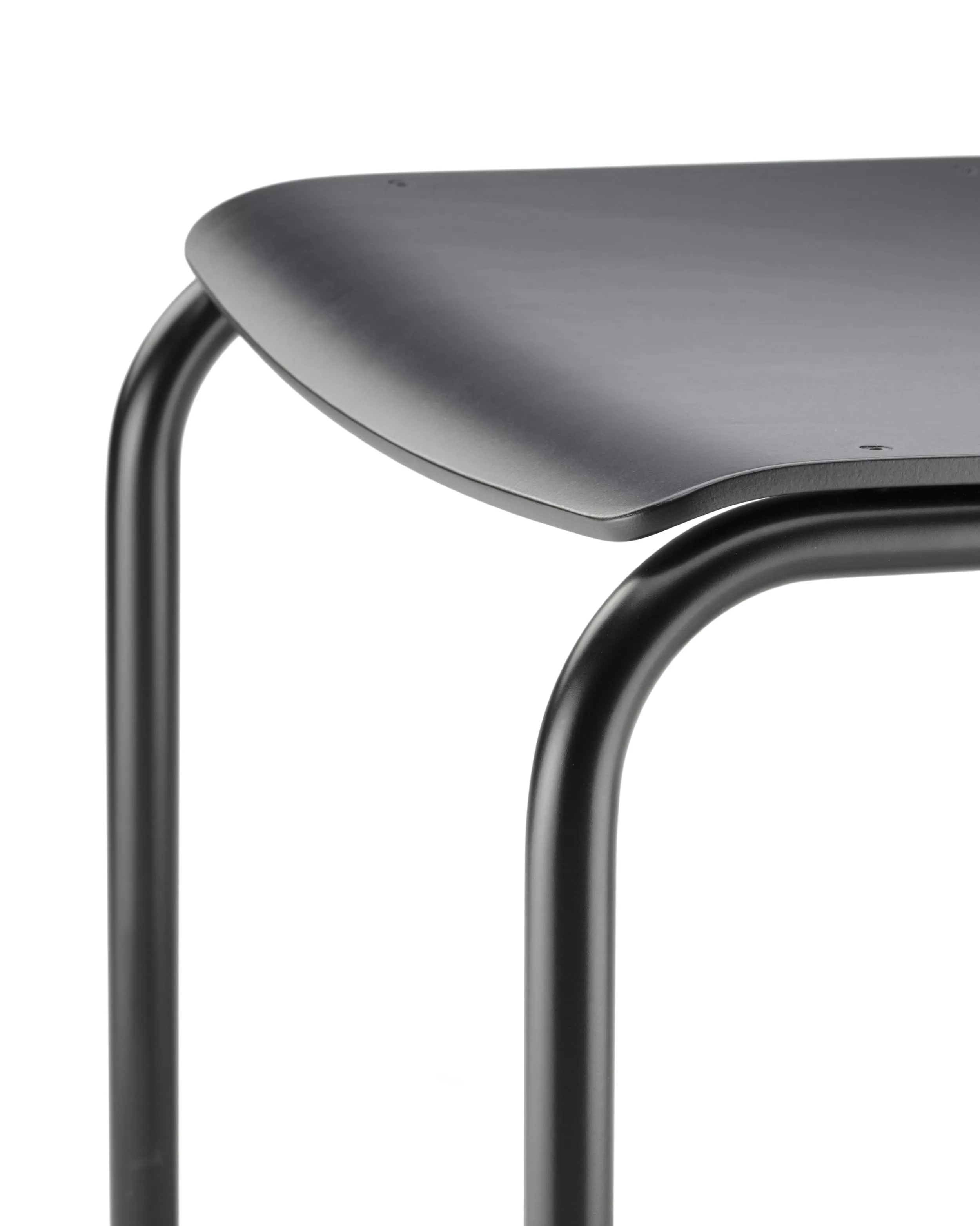 Thonet S 43 Buche schwarz Detailansicht der Sitzfläche und Beine ohne Hintergrund