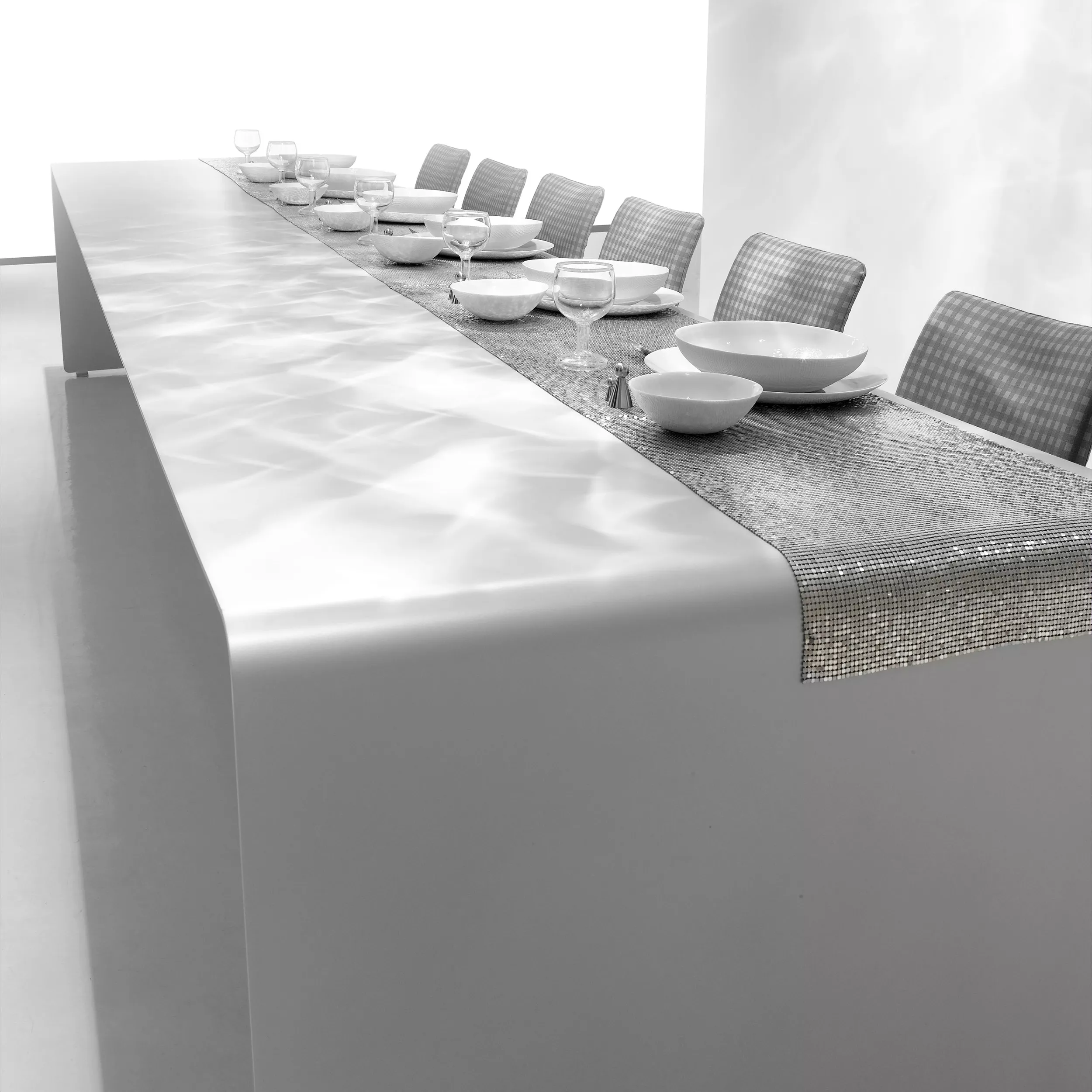 MDF Italia La Grande Table Tisch in modernem Design gedeckt mit Geschirr und Gläsern in einem stilvollen Esszimmer