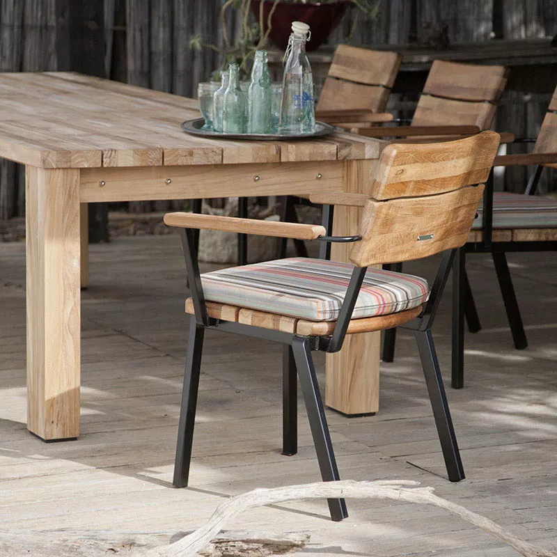 Barlow Tyrie Titan Armlehnstuhl