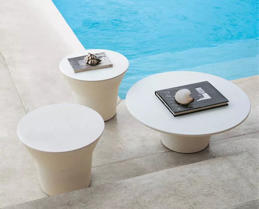 B&B Italia Springtime Outdoor Beistelltisch 43 cm in Weiß am Pool mit Muschel und Buch auf dem Tisch 
