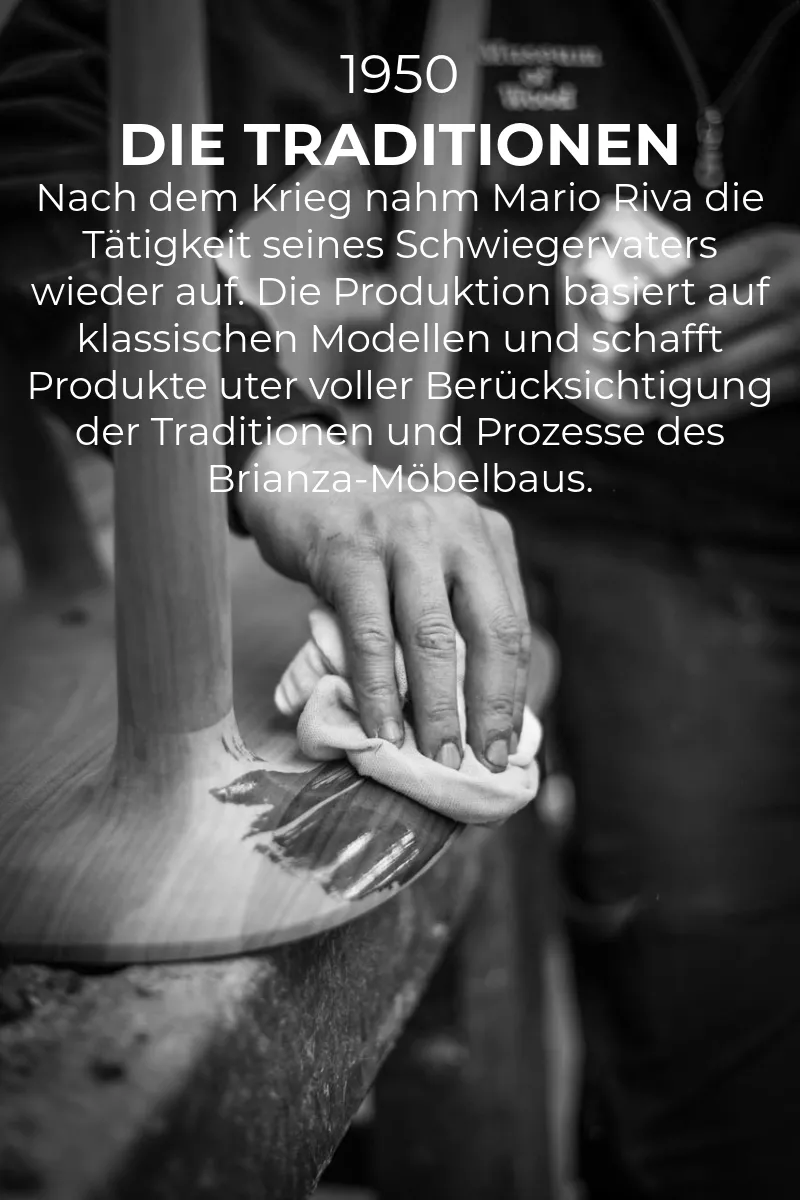 Schwarz-weißes Stimmungsbild von Mario Riva, der ein Holzstück in einer Werkstatt poliert, mit Text über Traditionen im Möbelbau.