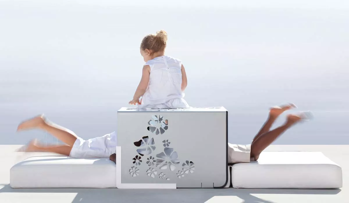 Drei Kinder spielen auf der weißen EGO Paris Kube Loungegruppe vor einem hellen, minimalistischen Hintergrund.