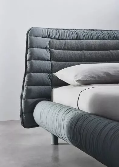 Gervasoni Bett in Grau mit gepolstertem Kopfteil und Bettgestell in einem modernen Schlafzimmer ohne Hintergrund