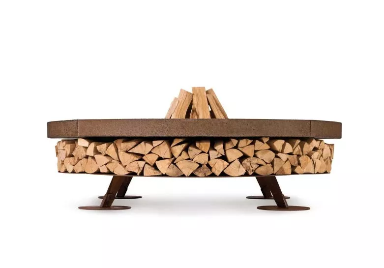 AK47 Ercole Small Stahl Feuerstelle 150 cm Beton Braun mit Holzstapelung ohne Hintergrund