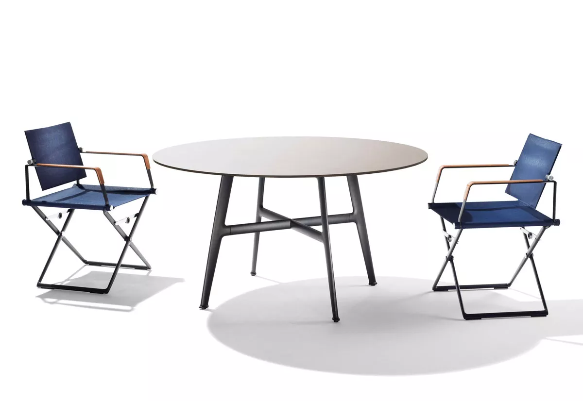 Dedon Seax Esstisch rund und zwei Seax Outdoor Loungemöbel auf weißem Hintergrund