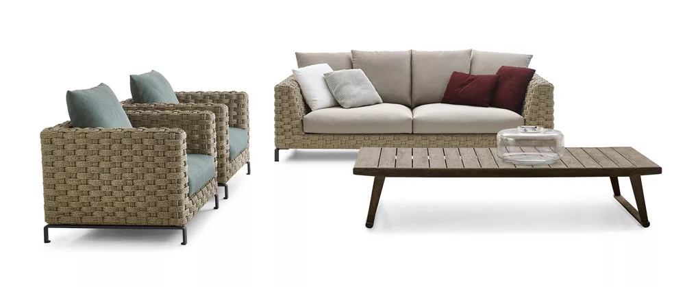 B&B Italia Ray Outdoor Loungesofa in Naturfarbe mit zwei Sesseln und einem Holztisch in einem modernen Outdoor-Setting.