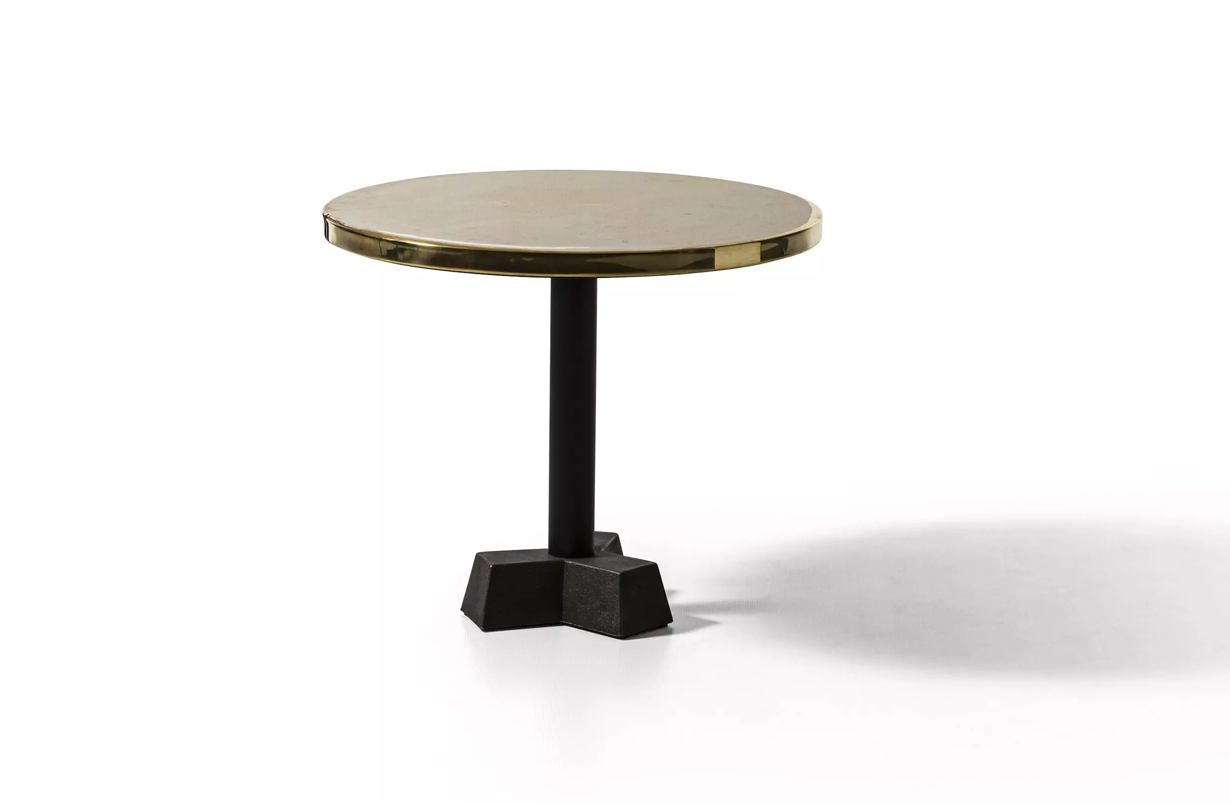 Gervasoni Brass 44 runder Tisch mit goldener Tischplatte und schwarzem Fuß ohne Hintergrund