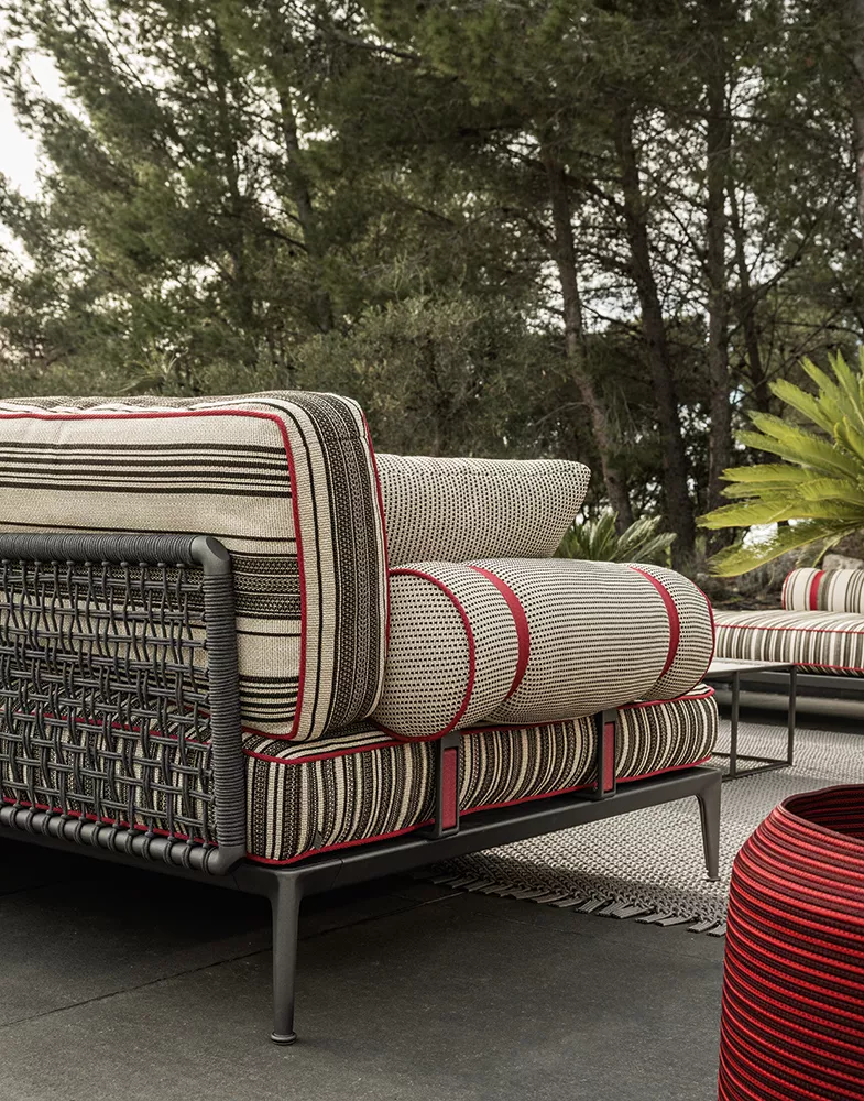 B&B Italia Ribes Outdoor Lounge in einem Garten mit Bäumen im Hintergrund und einem grauen Bodenbelag 