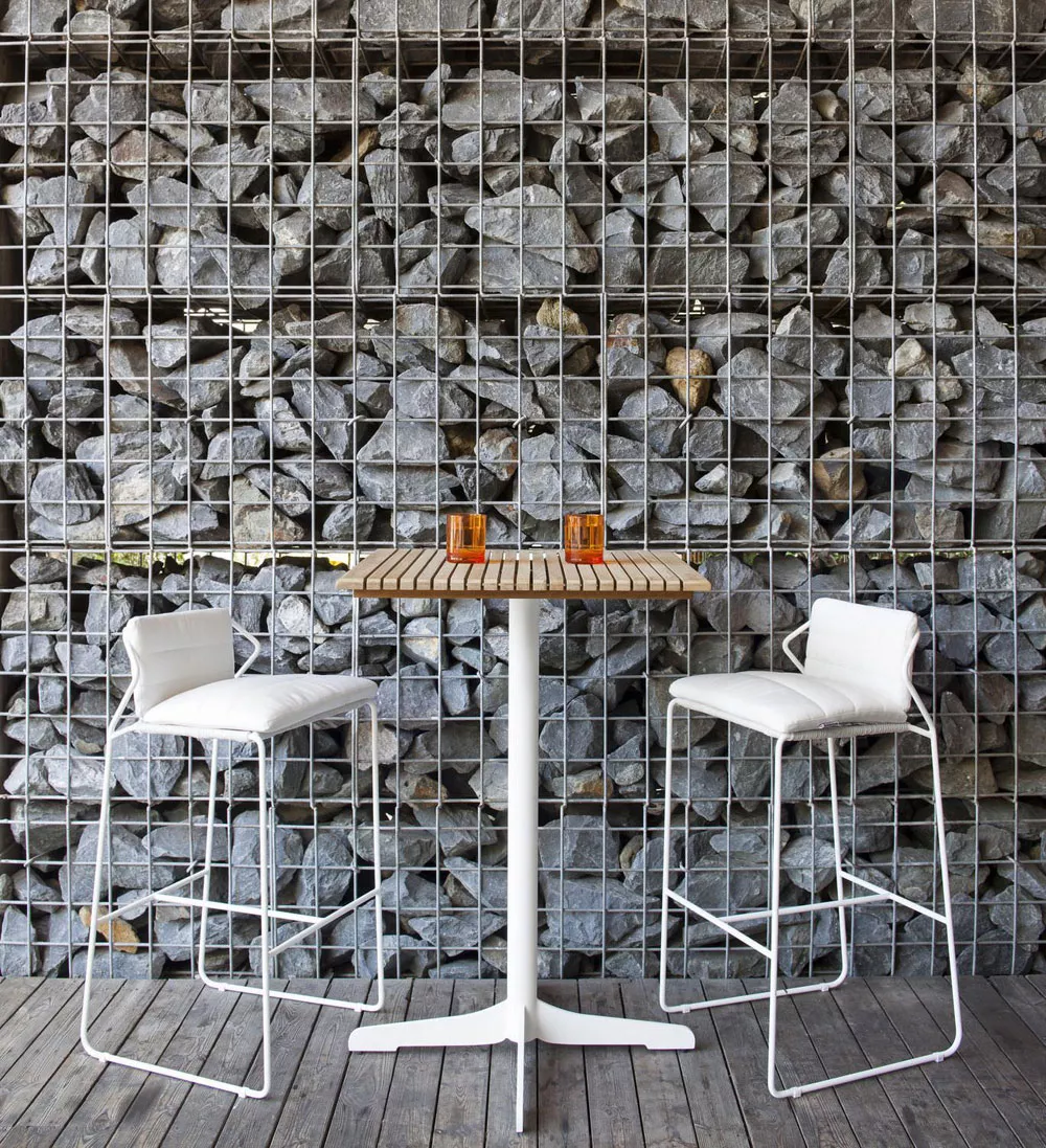 OASIQ CERU Bartisch mit Keramik, Aluminium oder Teakholz Tischplatte 70 × 70 cm