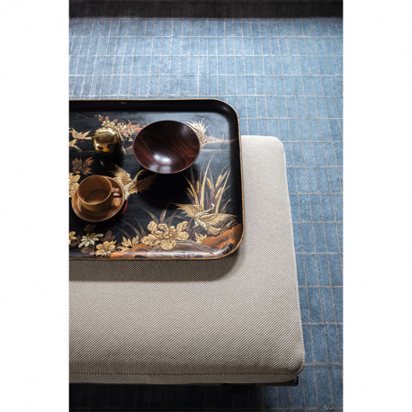 Die Let it Be Kollektion verkörpert ein modulares Einrichtungssystem das grenzenlose Konfigurationsmöglichkeiten bietet Die Möglichkeit Staufächer und Behälter an Anbausofas anzubringen erhöht die Funktionalität während die Struktur und die weichen Daunen