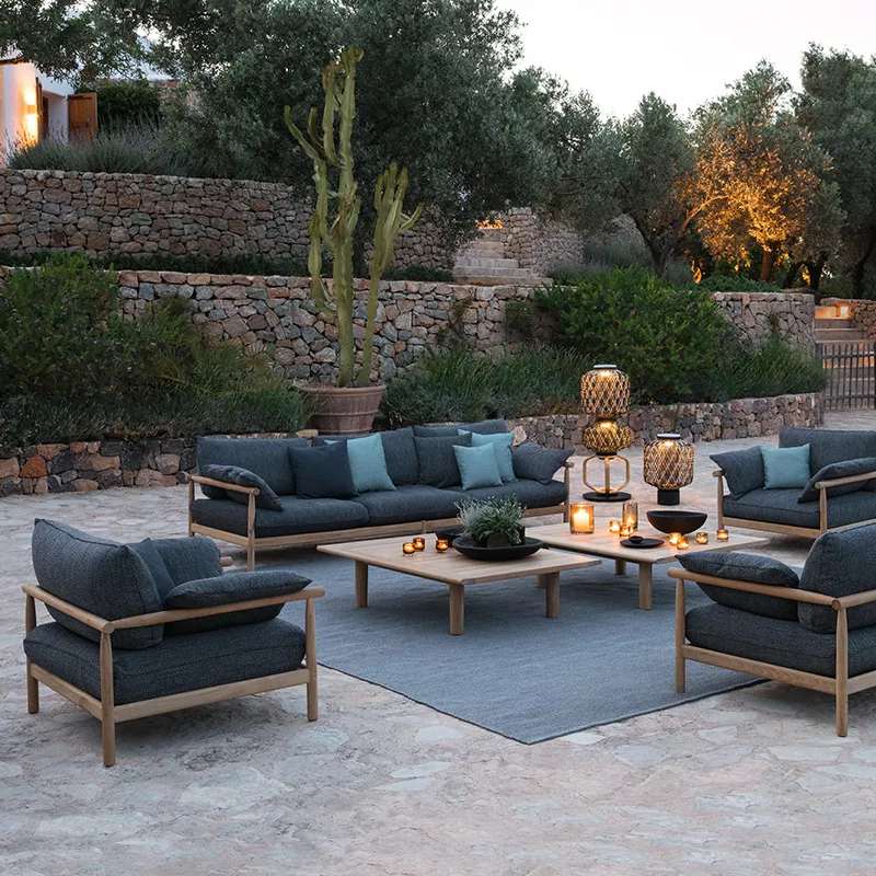 Dedon Orbit Deko Kissen 62 x 25 cm auf einer stilvollen Outdoor Terrasse mit modernen Gartenmöbeln und stimmungsvoller Beleuchtung.