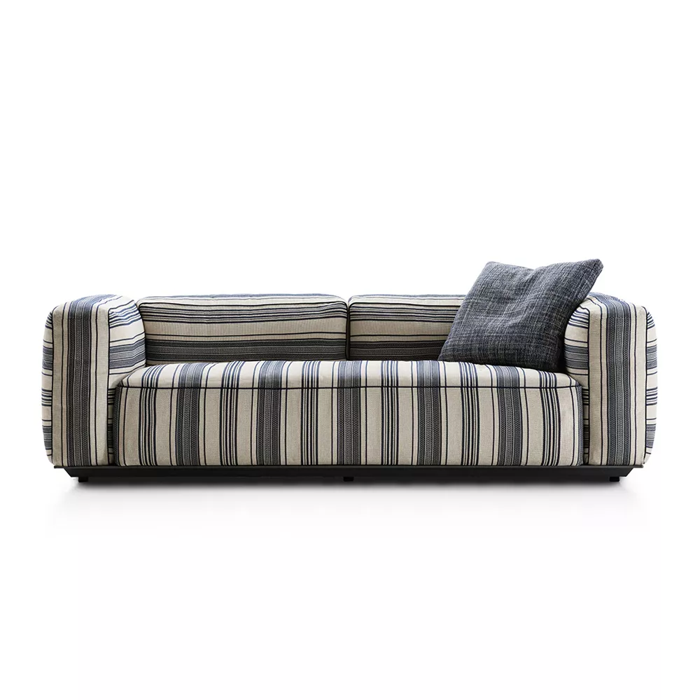 B&B Italia Hybrid Sofa in gestreiftem Design mit einem grauen Kissen auf weißem Hintergrund