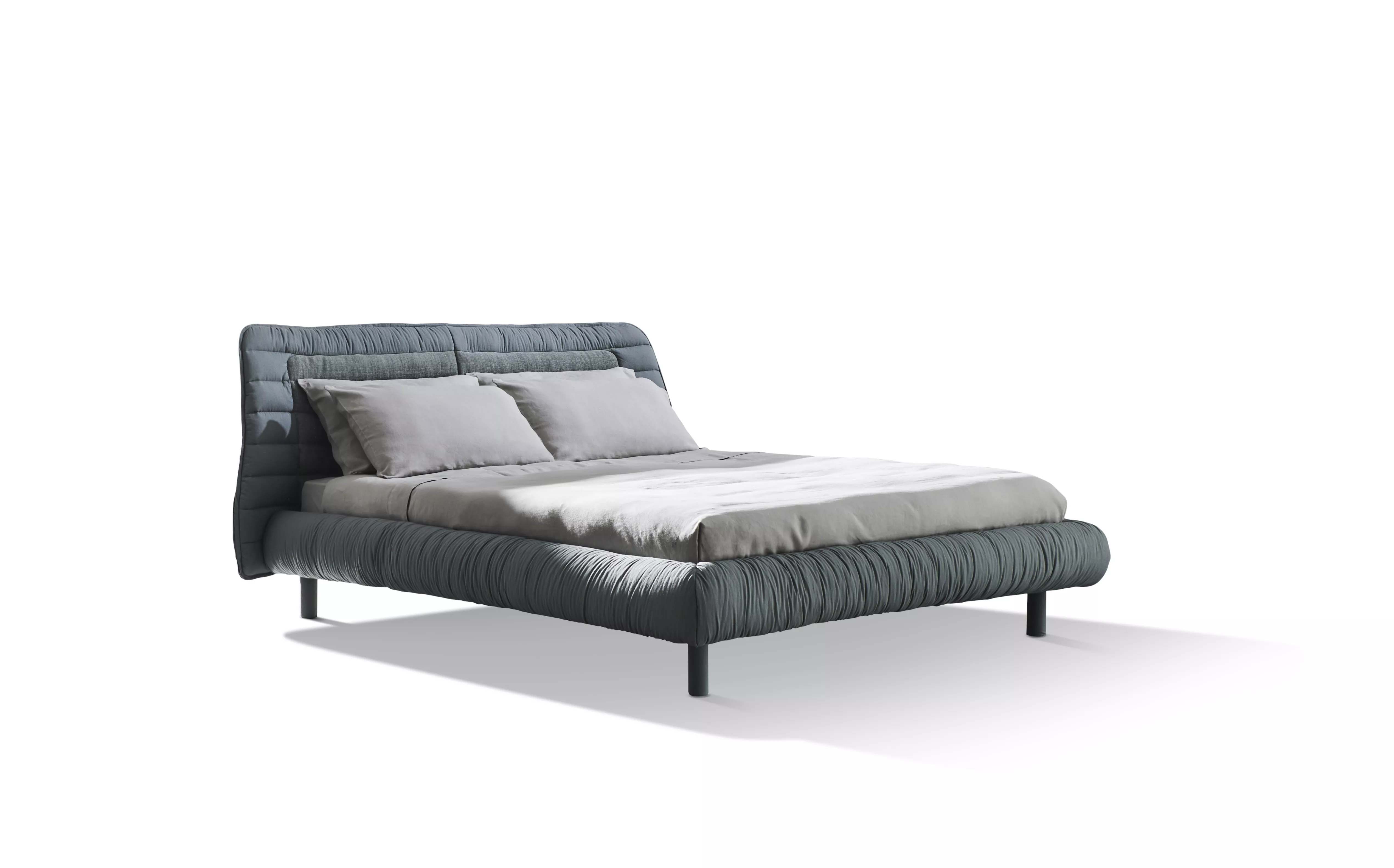 Gervasoni Sweet 95 Bett in einem modernen Design mit grauem Bezug und zwei Kissen auf einem weißen Hintergrund