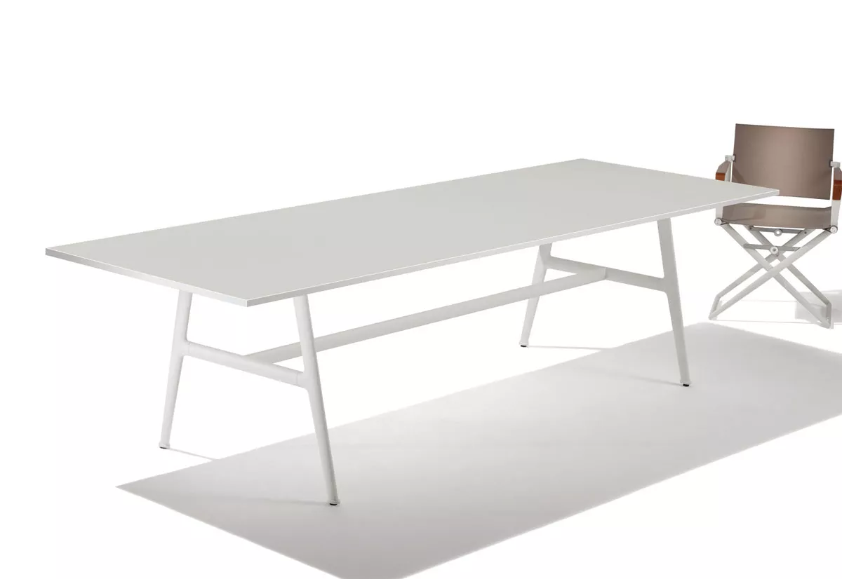 Dedon Seax Esstisch rechteckig 100 x 220 cm in weiß mit passendem Stuhl auf weißem Hintergrund