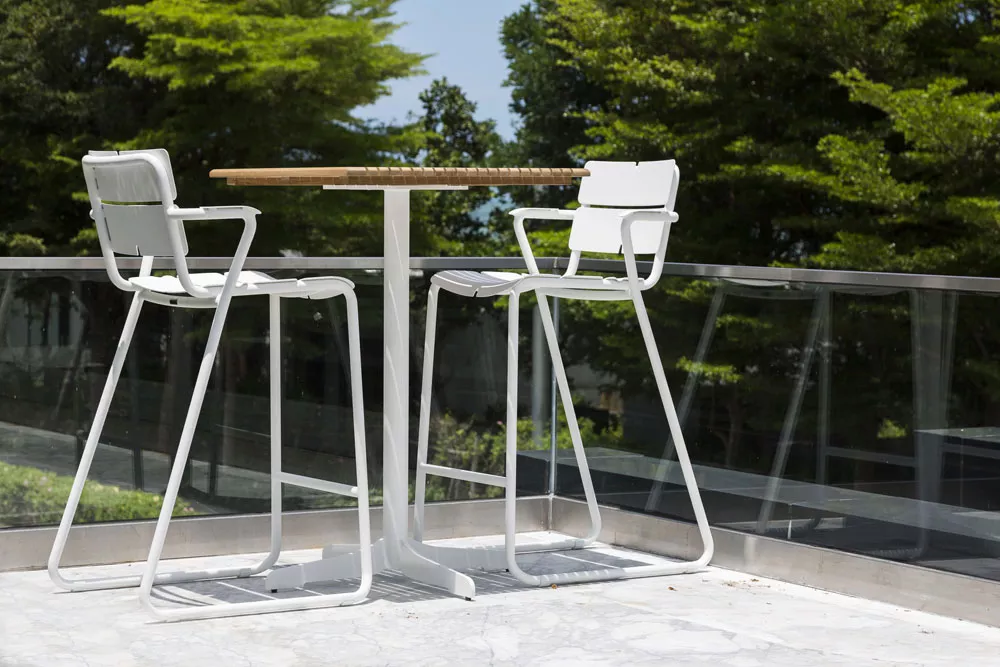 OASIQ CERU Bartisch mit Keramik, Aluminium oder Teakholz Tischplatte 70 × 70 cm