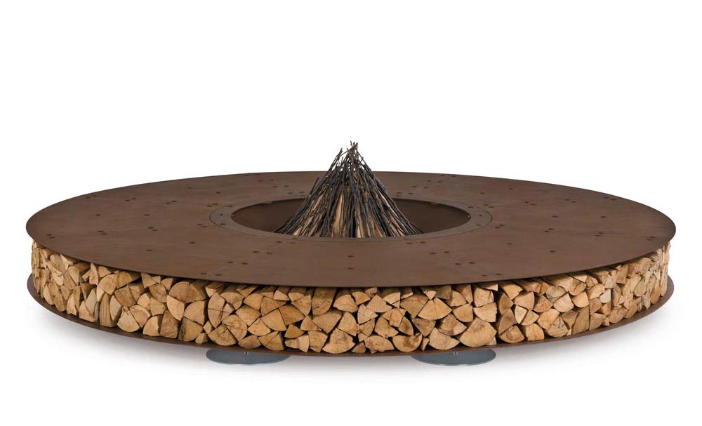 AK47 Zero Feuerstelle 300 cm Gartenkamin aus Metall mit Holzlagerung in der Mitte ohne Hintergrund