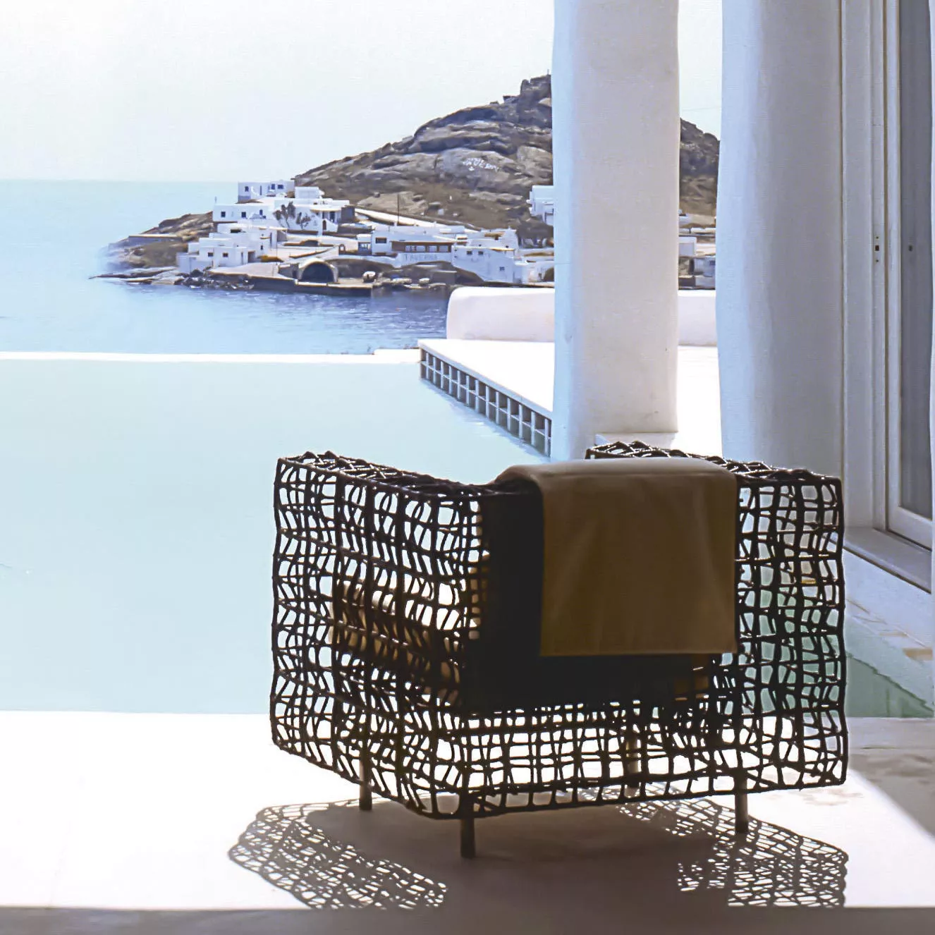 Kenneth Cobonpue Gartentisch Yin & Yang 122 × 122 cm (brown/natural)