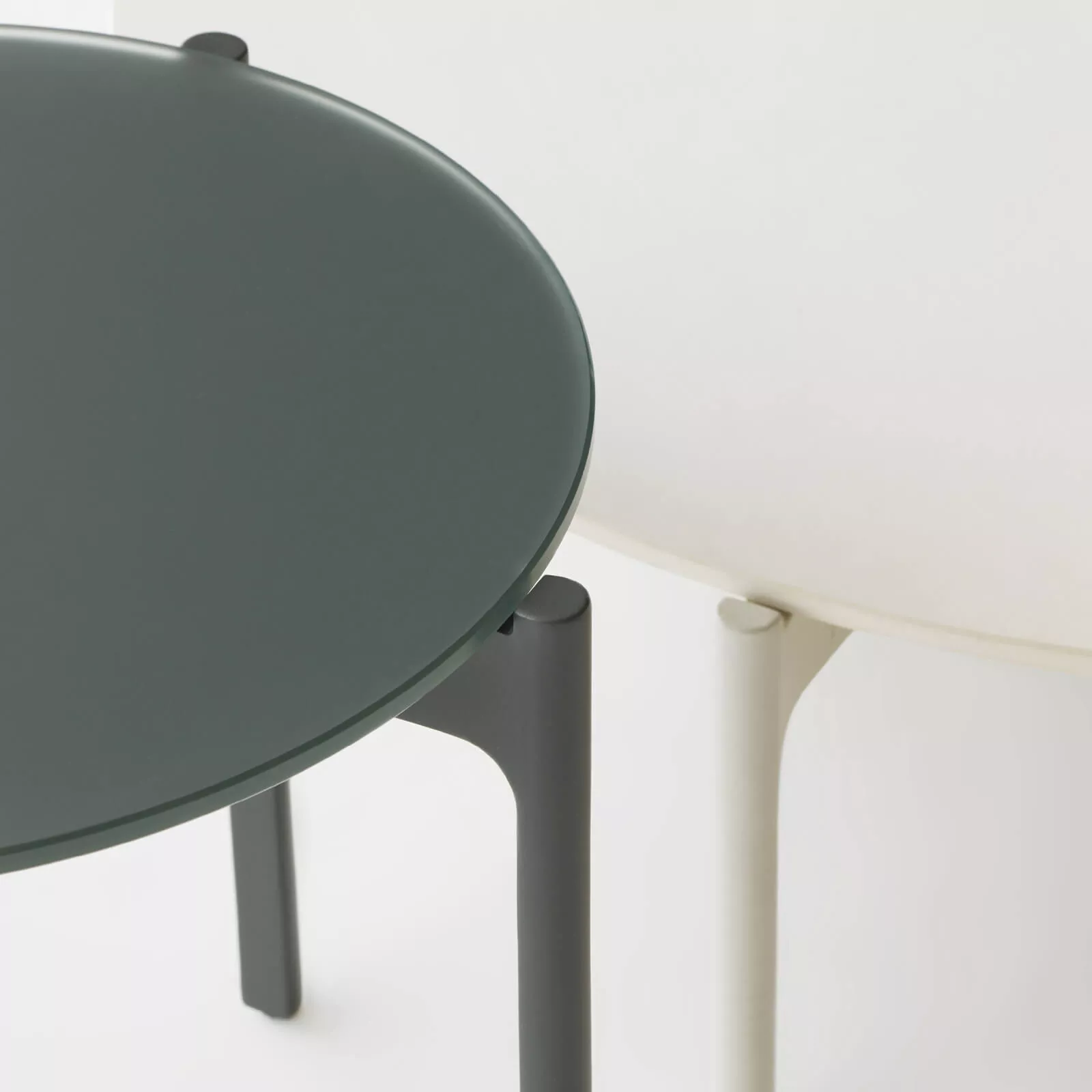 Dedon Izon Kollektion zeigt zwei moderne Beistelltische in Schwarz und Weiß ohne Hintergrund