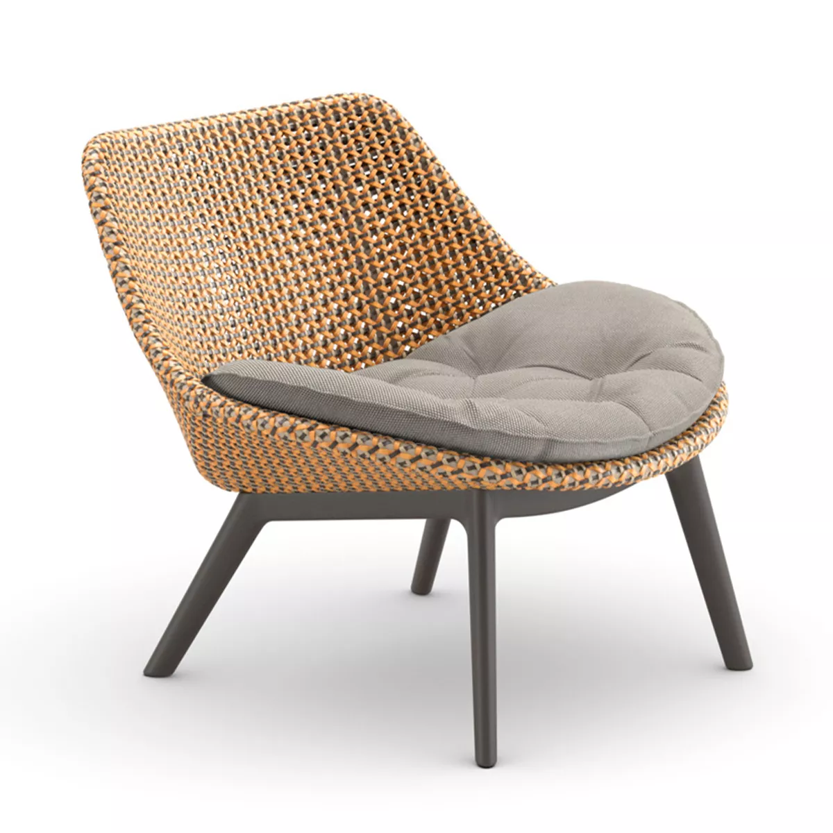 Dedon Mbrace Club Chair mit Aluminiumgestell und grauem Kissen ohne Hintergrund