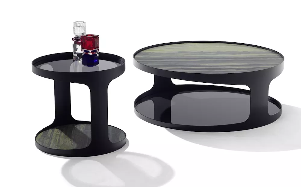 Zwei schwarze Colin II Tische von Draenert mit runden Marmorplatten und Glasoberflächen auf weißem Hintergrund.