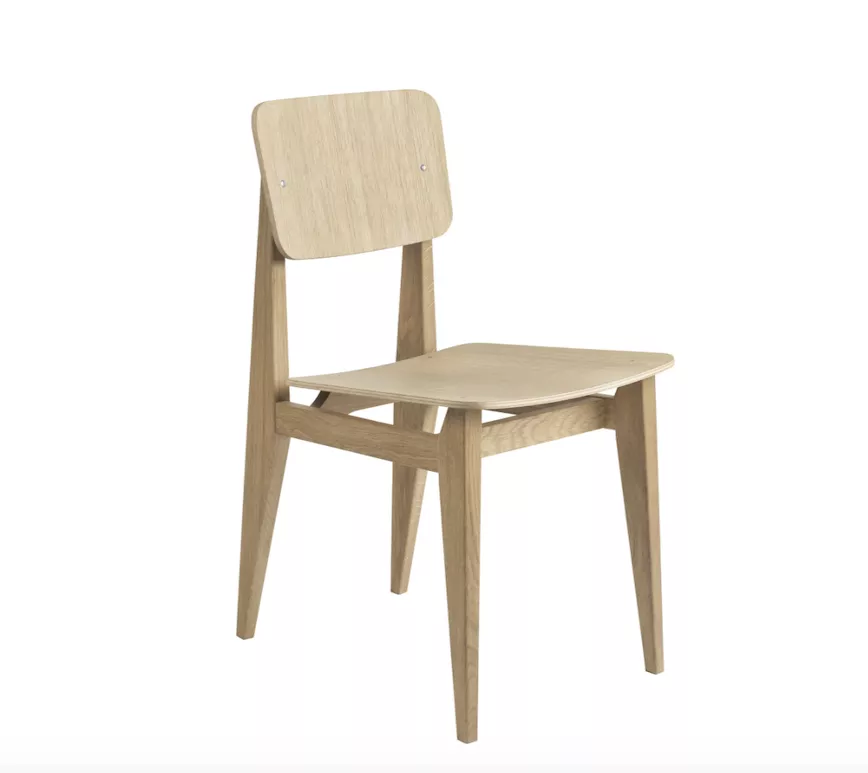 Der GUBI C-COIN Stuhl aus hellem Holz steht ohne Hintergrund.