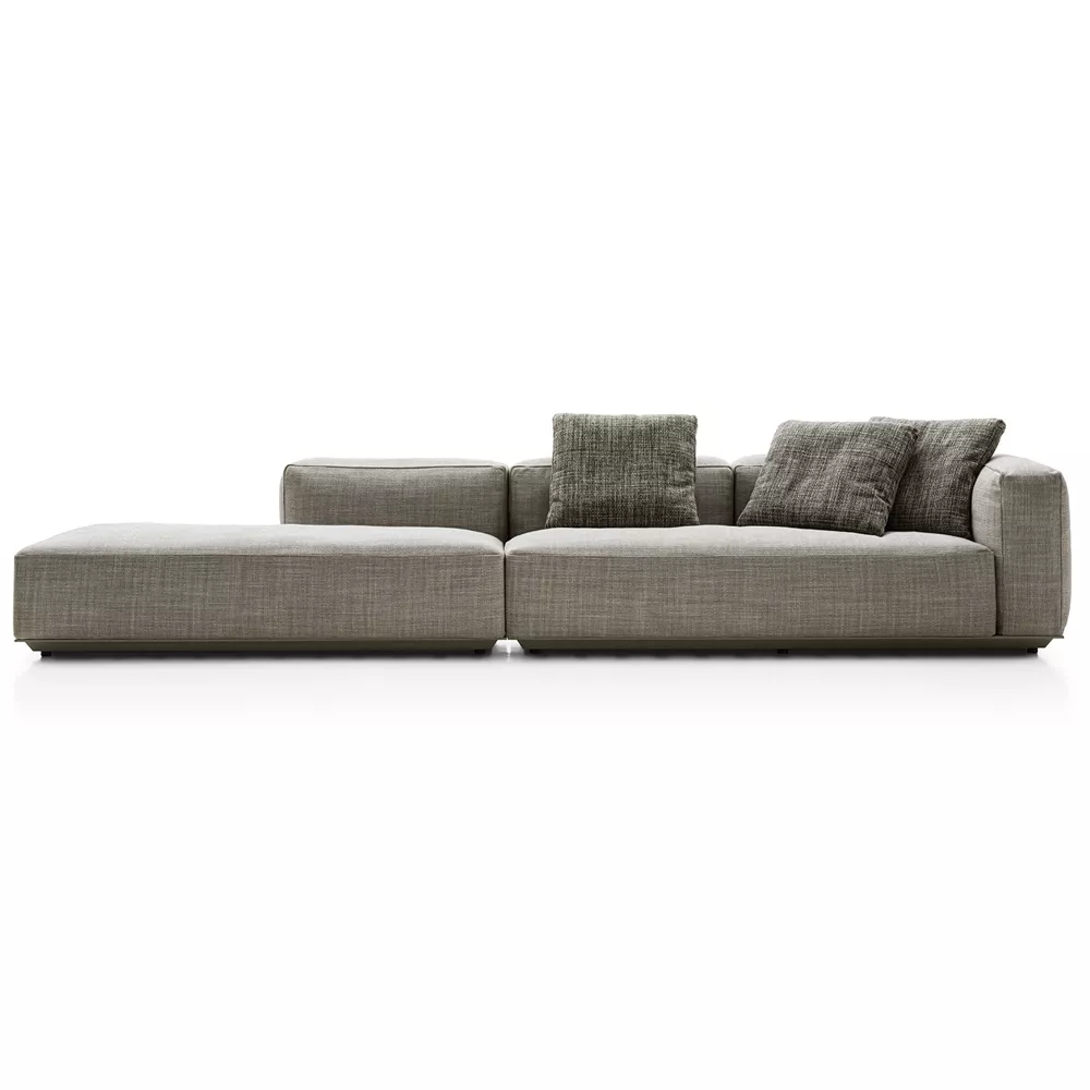 B&B Italia Hybrid Sofa in Grau mit zwei Sitzmodulen und drei Kissen auf weißem Hintergrund