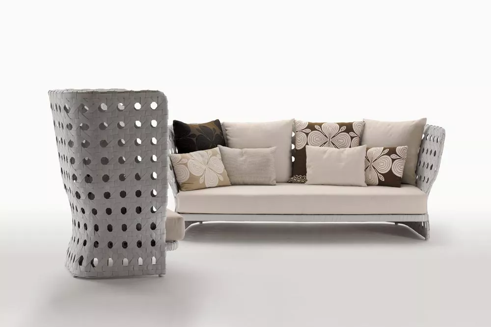 B&B Italia Canasta Outdoor Loungesofa 229 cm in hellem Beige mit dekorativen Kissen in verschiedenen Mustern und Farben ohne Hintergrund.