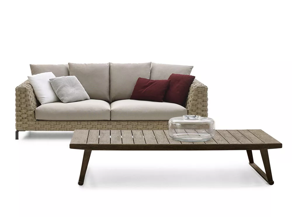 B&B Italia Ray Outdoor Loungesofa 2356 cm in Natur mit Kissen in verschiedenen Farben und einem Holztisch im Vordergrund ohne Hintergrund